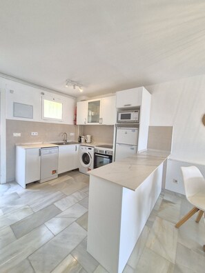 Een koelkast, een microgolfoven, een oven, een vaatwasser