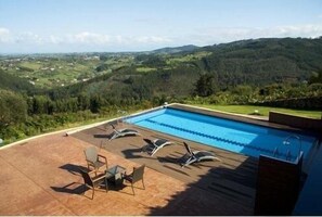 Una piscina al aire libre, una piscina climatizada