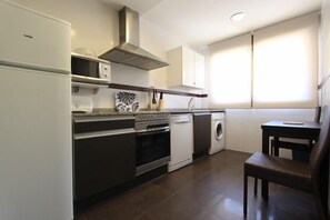 Frigorífico, microondas, horno y placa de cocina