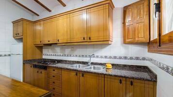 Een magnetron, kookgerei, borden en bestek