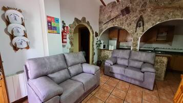 Een televisie en een open haard