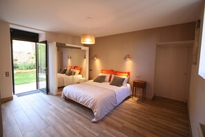 A bedroom with a large bed, a sliding glass door to a balcony, and a small bedside table. - Beautiful Perigourdine house 12 km from Sarlat, Montignac-Lacaux, Les Eyzies (Tamniès)