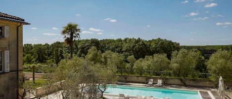 Una piscina al aire libre