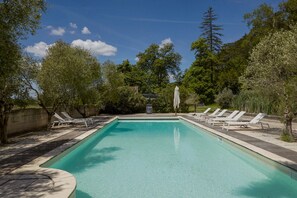 Una piscina al aire libre