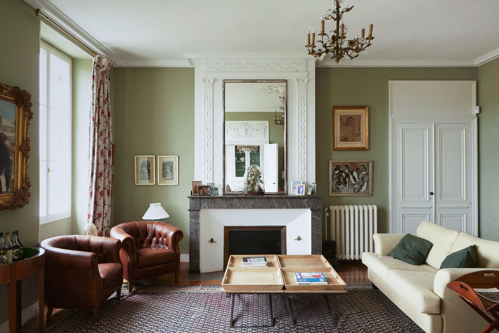 Télévision, cheminée, lecteur de DVD, baby-foot