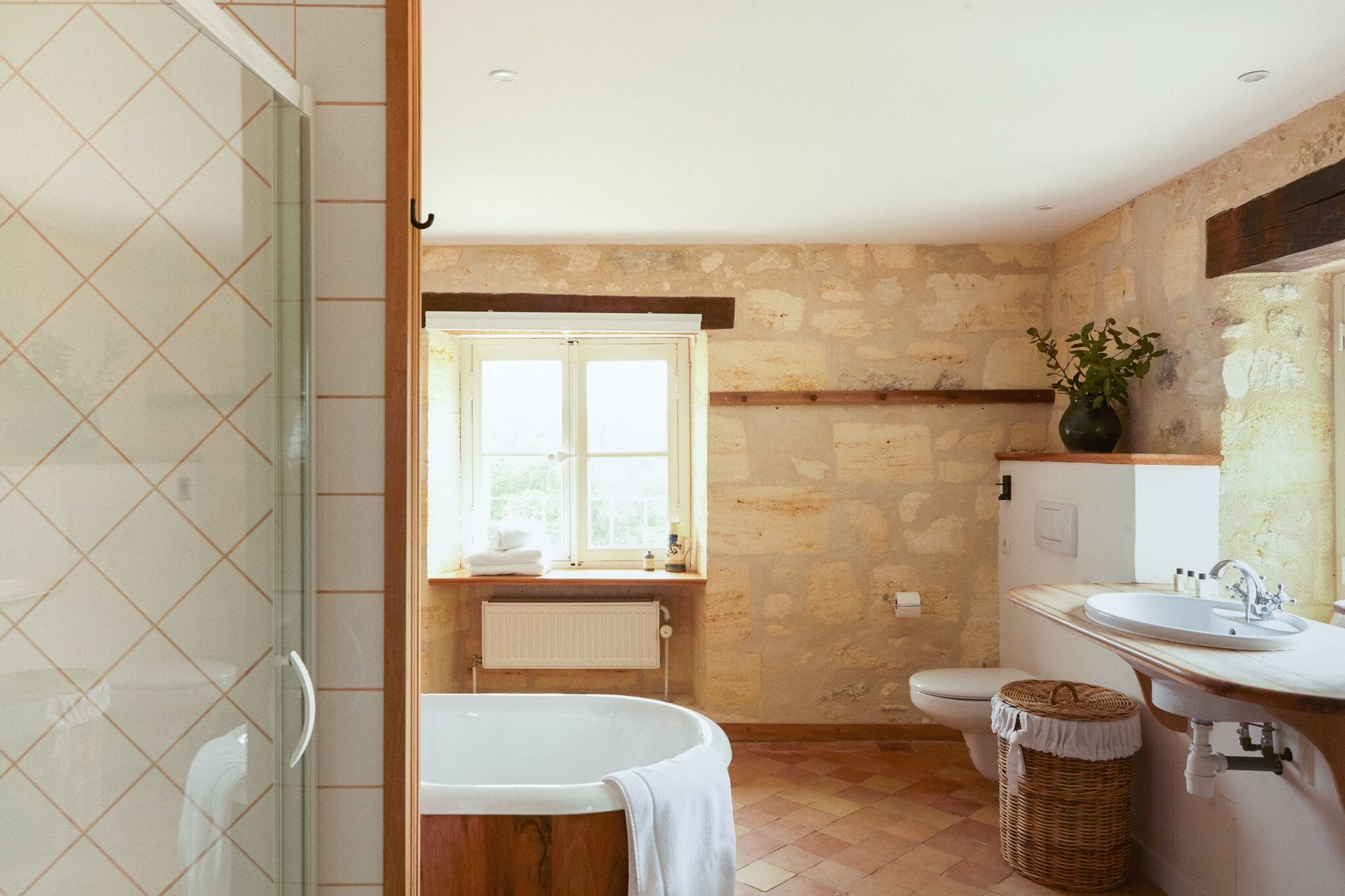 Baignoire, séchoir à cheveux, bidet, serviettes fournies
