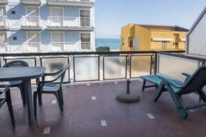 Outdoor dining - M029 - Marcelli, new seafront two-room apartment with terrace (Marcelli)
