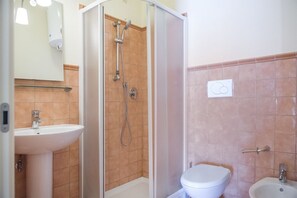 Shower, bidet, towels - M029 - Marcelli, new seafront two-room apartment with terrace (Marcelli)