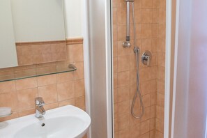 Dusche, Bidet, Handtücher