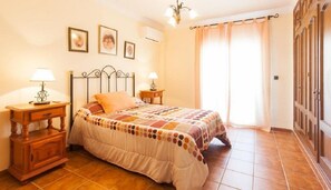 5 bedrooms, iron/ironing board, WiFi, bed sheets - CASA MARIT: Private pool, 5 bedr., 4 bathr., Airco., Wifi. (Nerja)