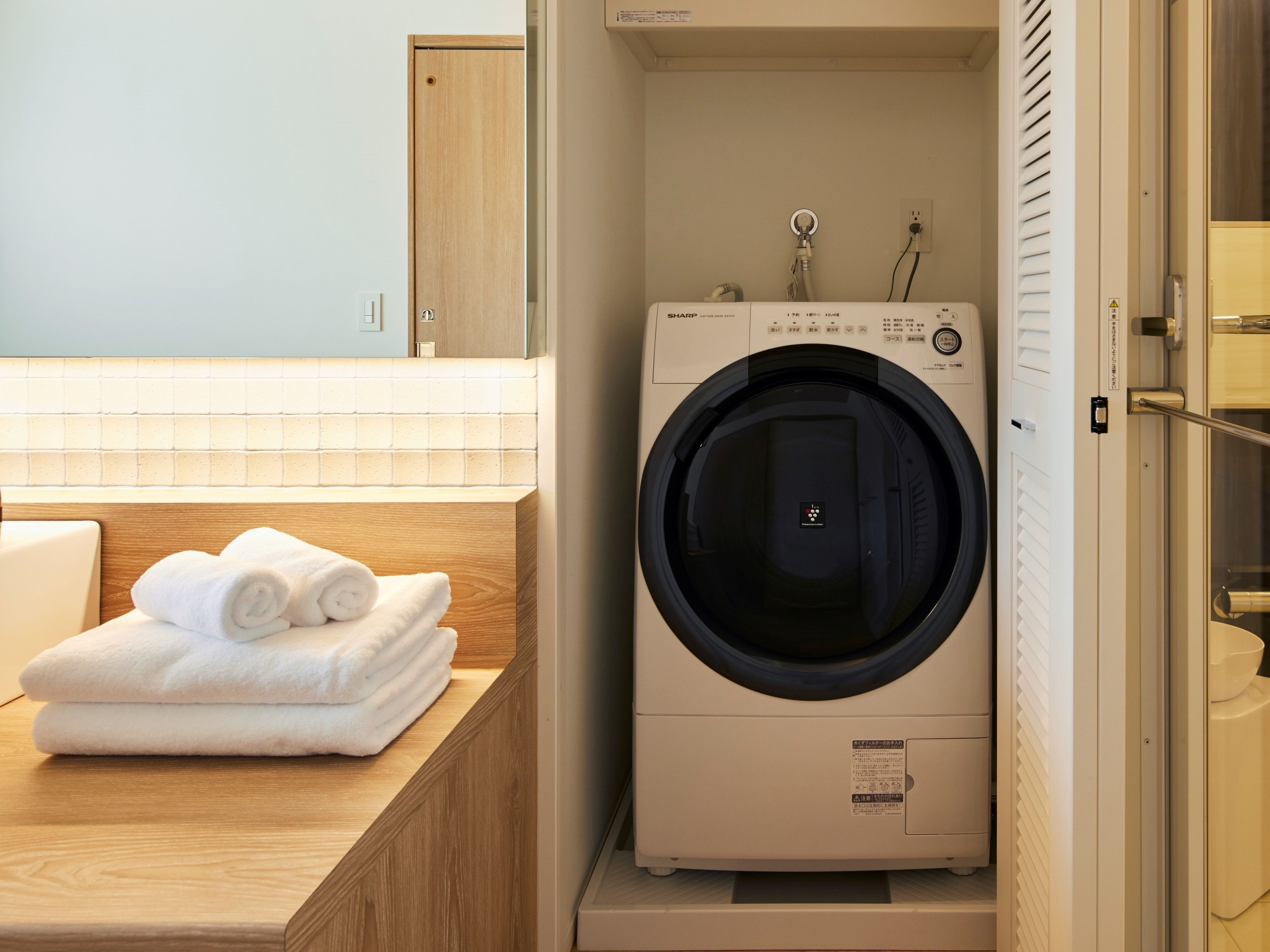 corner twin, non smoking | in-room safe, desk, laptop workspace, blackout curtains