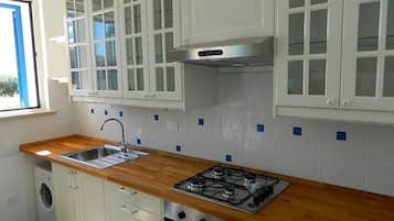 Kühlschrank, Ofen, Herdplatte, Wasserkocher mit Kaffee-/Teezubehör