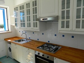 Fridge, oven, stovetop, coffee/tea maker