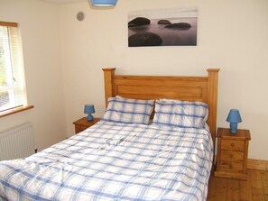 3 slaapkamers, een strijkplank/strijkijzer, gratis wifi, beddengoed