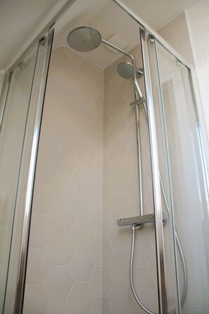 Badewanne, Haartrockner, Toilettenpapier