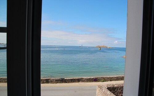 4 bedroom house with character facing the sea, 5m beach access