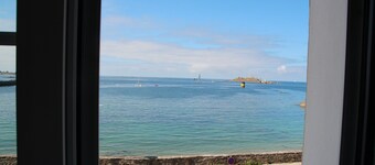 4 bedroom house with character facing the sea, 5m beach access