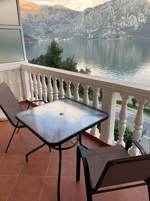 Property grounds - B unit, One bedroom, Stunning views, waterfront, free secured parking (Lipci)