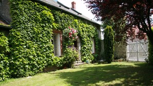 A house with a garden, a white fence, and a tree with red leaves. - Gîte Suzanne, in Essonne Verte, near Milly la Forêt (Brouy)