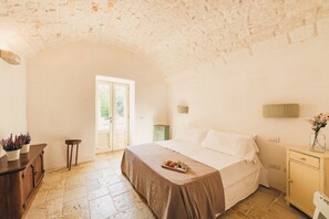 5 bedrooms, iron/ironing board, WiFi, bed sheets