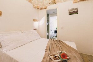 5 bedrooms, iron/ironing board, WiFi, bed sheets
