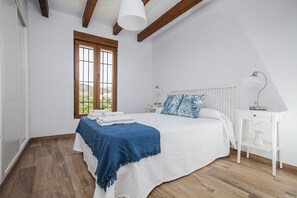 4 chambres, coffres-forts dans les chambres, fer et planche à repasser