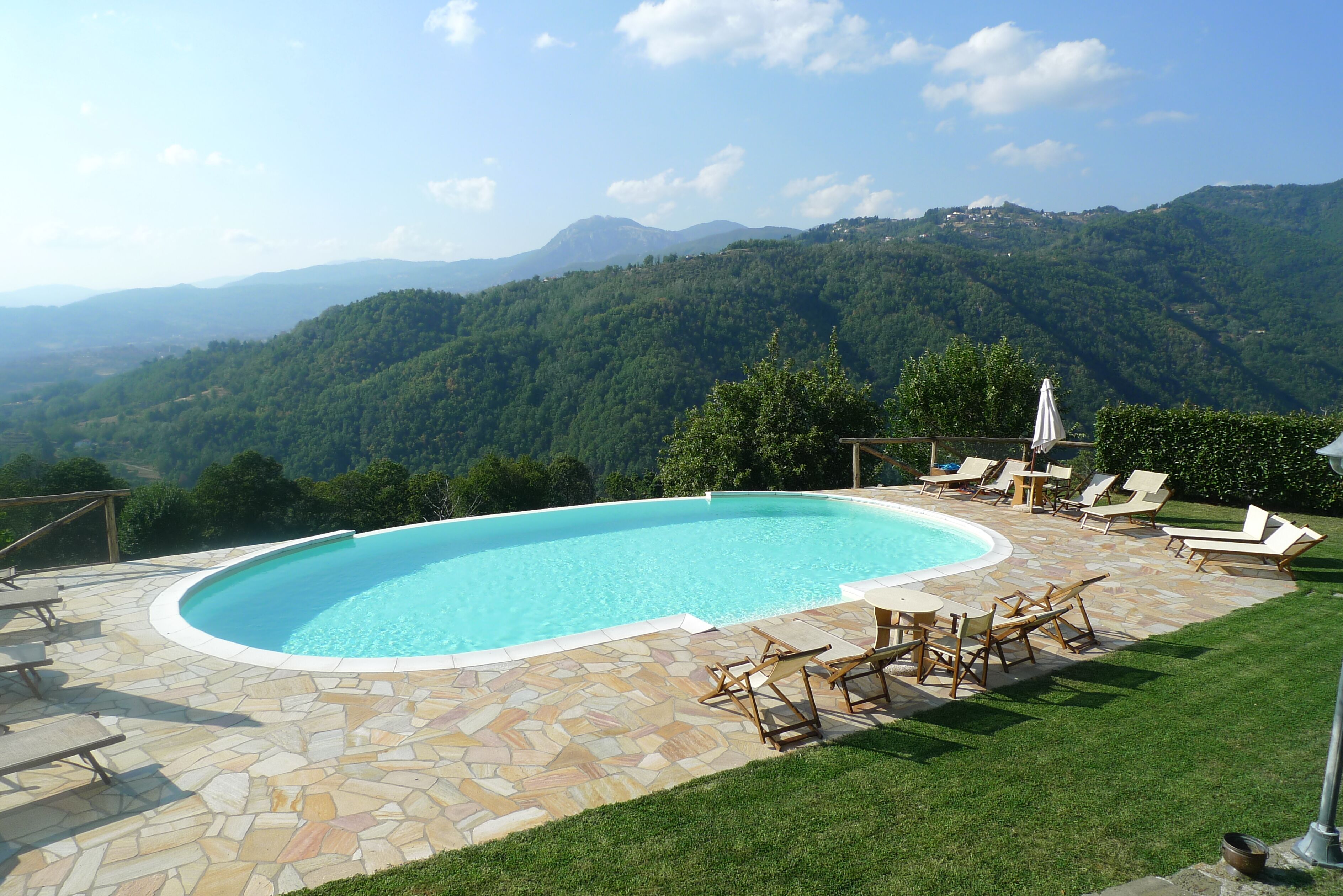 Large pool with amazing vews
