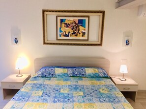 2 habitaciones, escritorio y tabla de planchar con plancha 