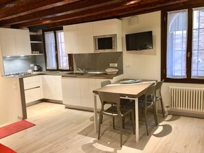Refrigerador, microondas, parrilla de estufa y cafetera y tetera 