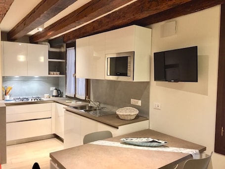 Fridge, microwave, stovetop, coffee/tea maker. Great Location! New! 2 bedrooms & 2 bathrooms