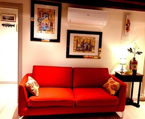 TV - Great Location! New! 2 bedrooms & 2 bathrooms (Venezia)