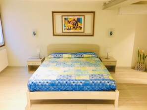 2 bedrooms, desk, iron/ironing board, travel crib