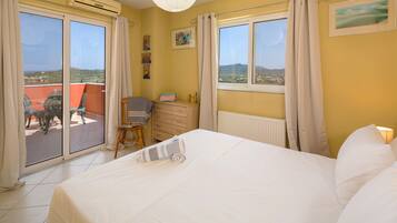 2 bedrooms, in-room safe, iron/ironing board, free WiFi