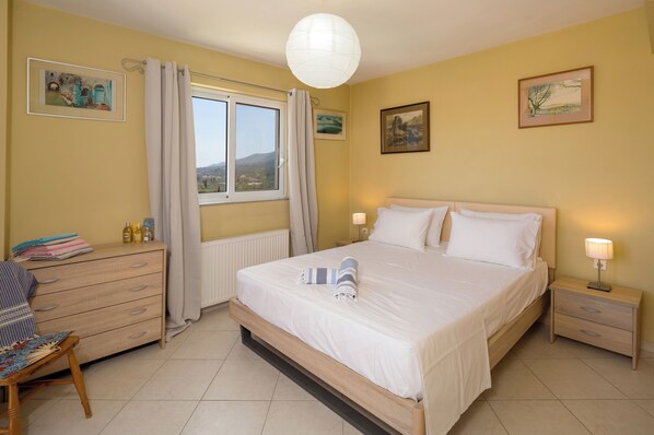 2 bedrooms, in-room safe, iron/ironing board, free WiFi