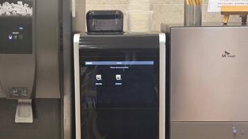 Una cafetera con pantalla digital y dispensador de agua.