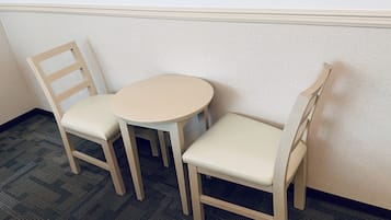 Chambre Double, 1 grand lit, non-fumeurs | Coffres-forts dans les chambres, rideaux occultants