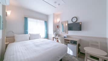 Una habitación de hotel con una cama grande, un escritorio, una silla, una mesita, un televisor y un reloj en la pared.