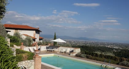 Apartamento de dos habitaciones con piscina, wifi y un hermoso panorama en las colinas de la Toscana.