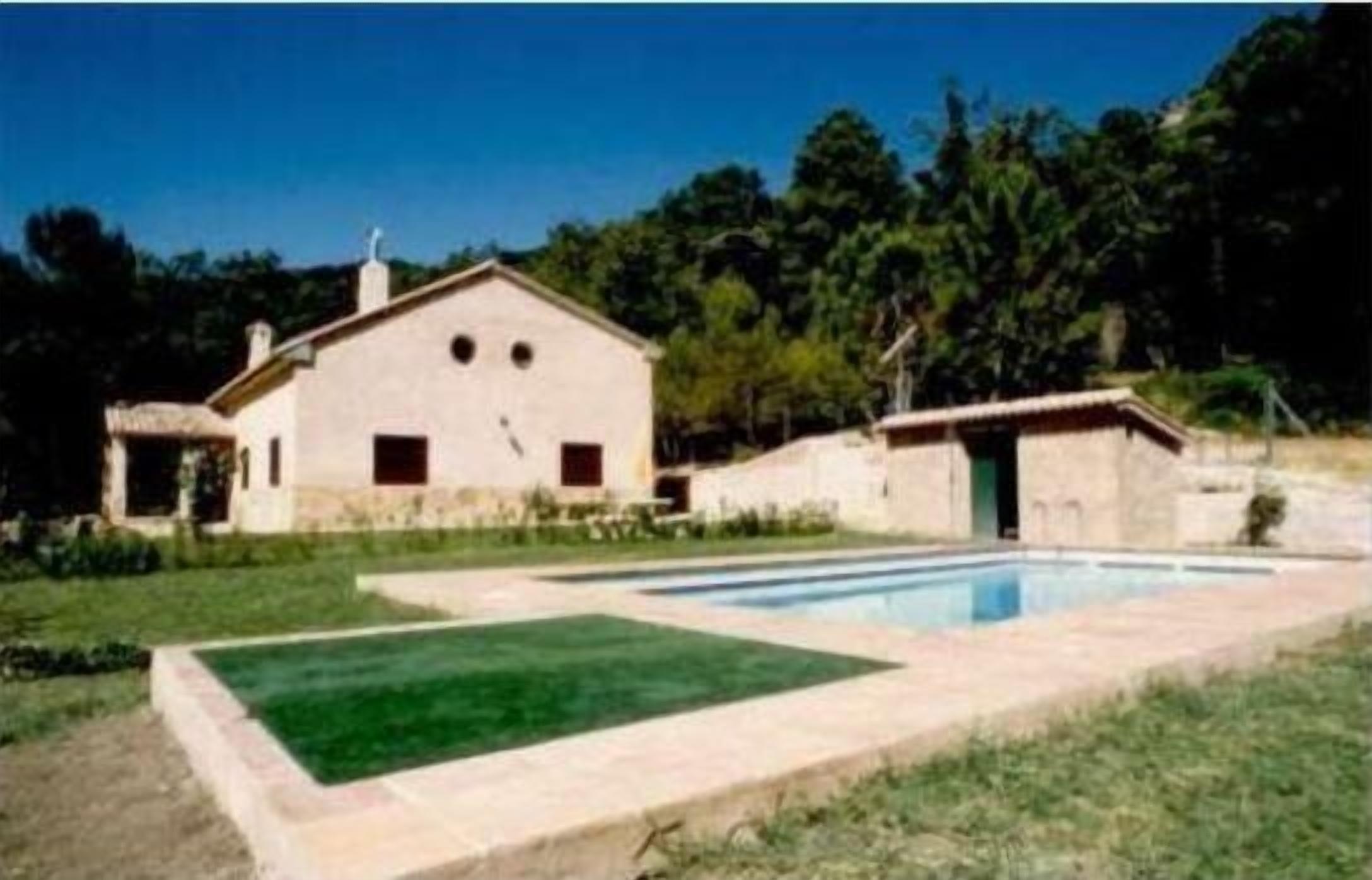 Detached house in the middle of the forest, with two apart. independ. One of reservation use