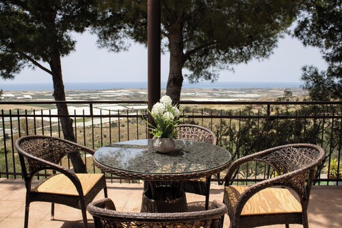 Rustic Villa with pool and wide view - Bellajo Farmhouse