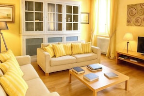 TV, DVD player, livros