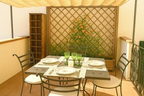 Outdoor dining - Luxury Historic central apartment in Florence (Firenze)