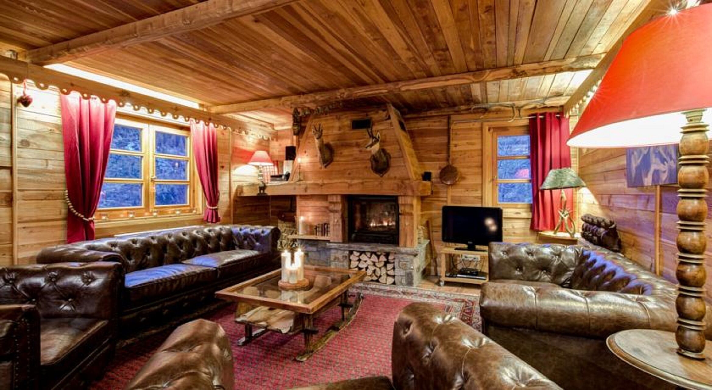 Télévision, cheminée, chaîne hi-fi