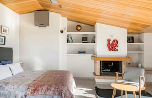 5 bedrooms, iron/ironing board, travel crib, free WiFi