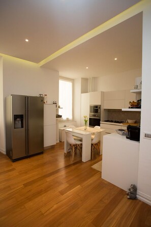 Kühlschrank, Mikrowelle, Ofen, Herdplatte