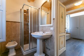 Een douche, een haardroger, een bidet, handdoeken