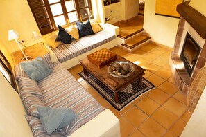 Televisie, een open haard en een dvd-speler