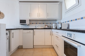 Køleskab, mikrobølgeovn, ovn, opvaskemaskine