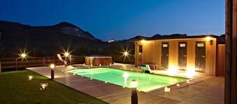 Spectacular designer house, with heated pool, 8 minutes from the beach.
