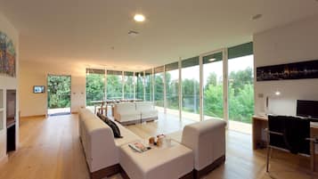 Een televisie, een open haard, tafelvoetbal en een tafeltennistafel